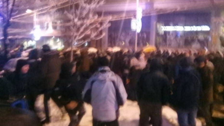 Pristalice opozicije ispred zgrade RTS-a