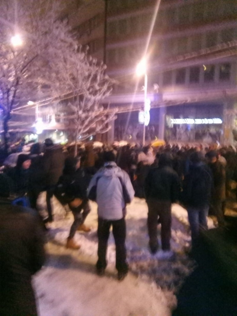 Pristalice opozicije ispred zgrade RTS-a