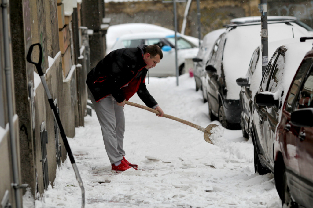 Sneg, či&scaron;ćenje snega
