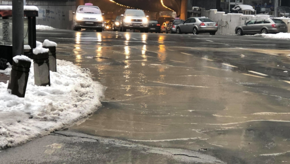 Dečanska, pukla cev