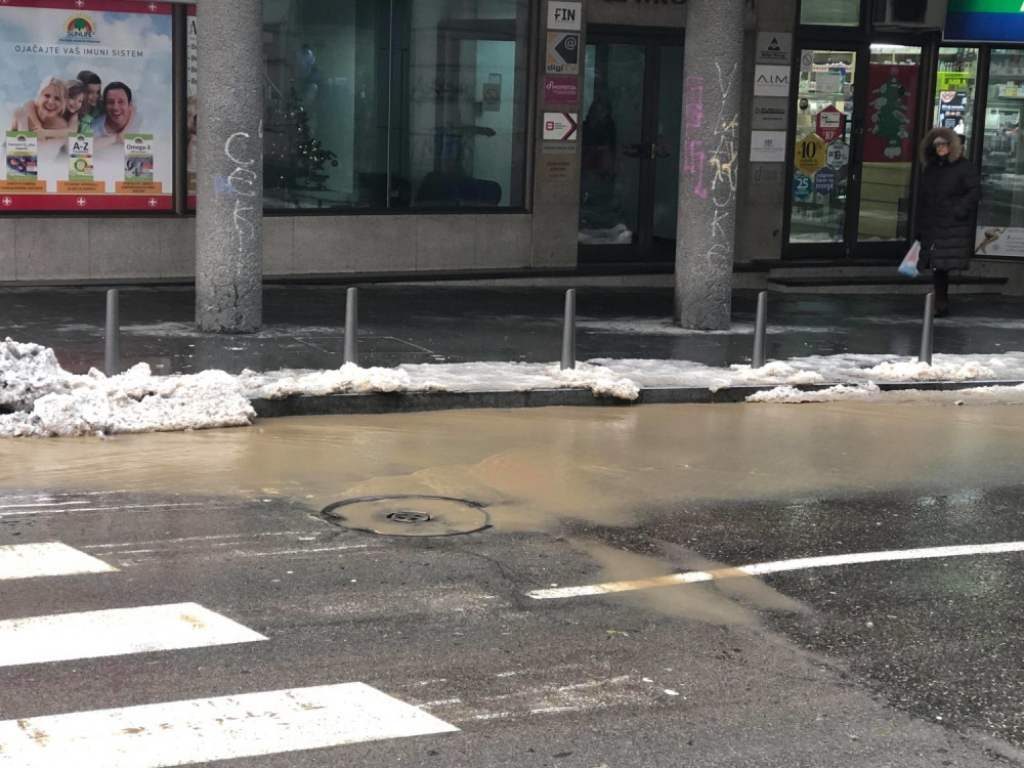 Dečanska, pukla cev