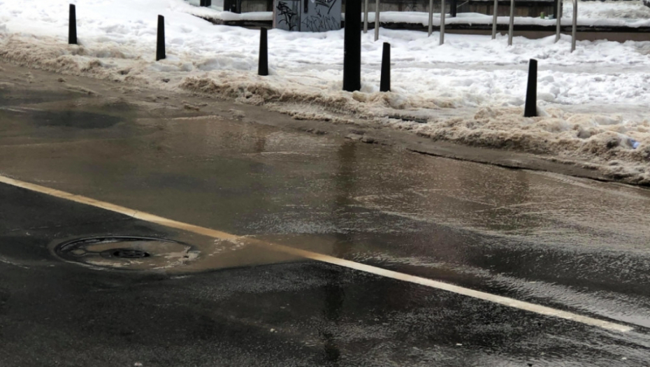 Dečanska, pukla cev