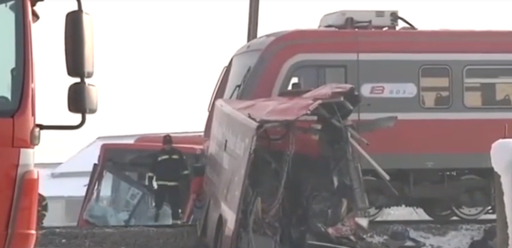 Voz prepolovio autobus kod Ni&scaron;a