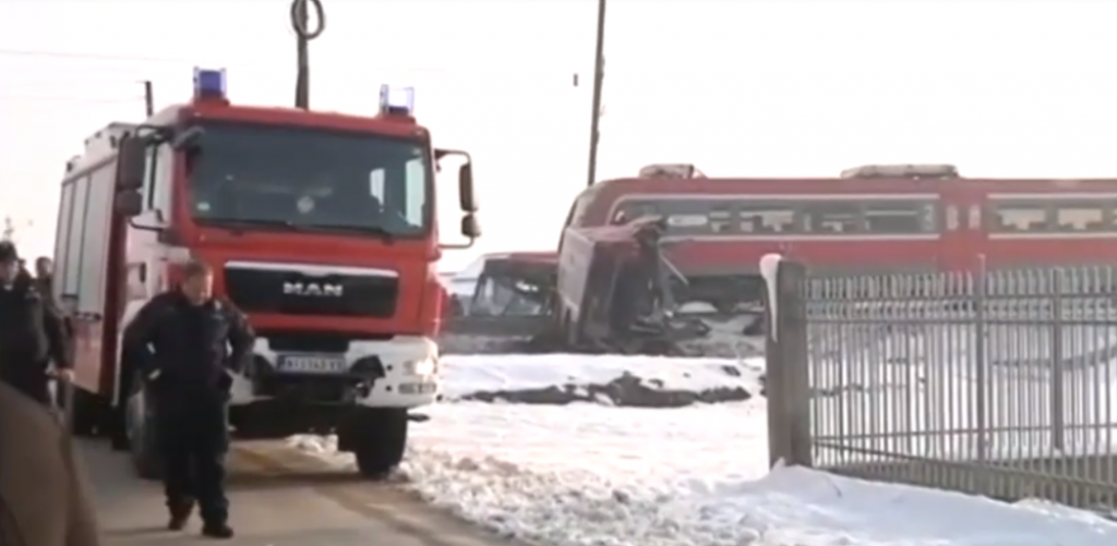 Voz prepolovio autobus kod Ni&scaron;a