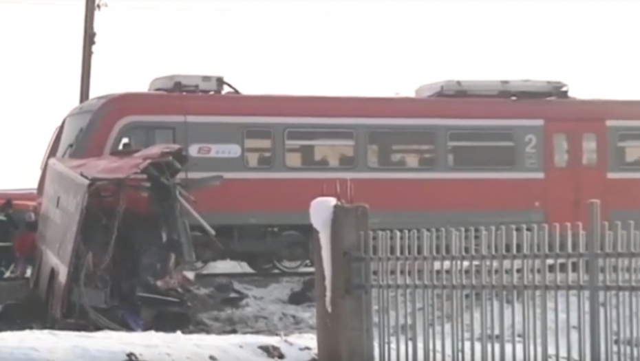 Voz prepolovio autobus kod Niša