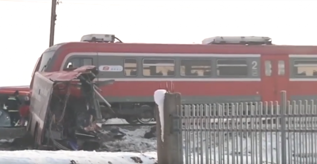 Voz prepolovio autobus kod Ni&scaron;a