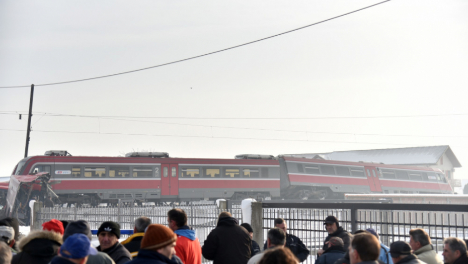 Stravična nesreća kod Niša - Voz prepolovio autobus