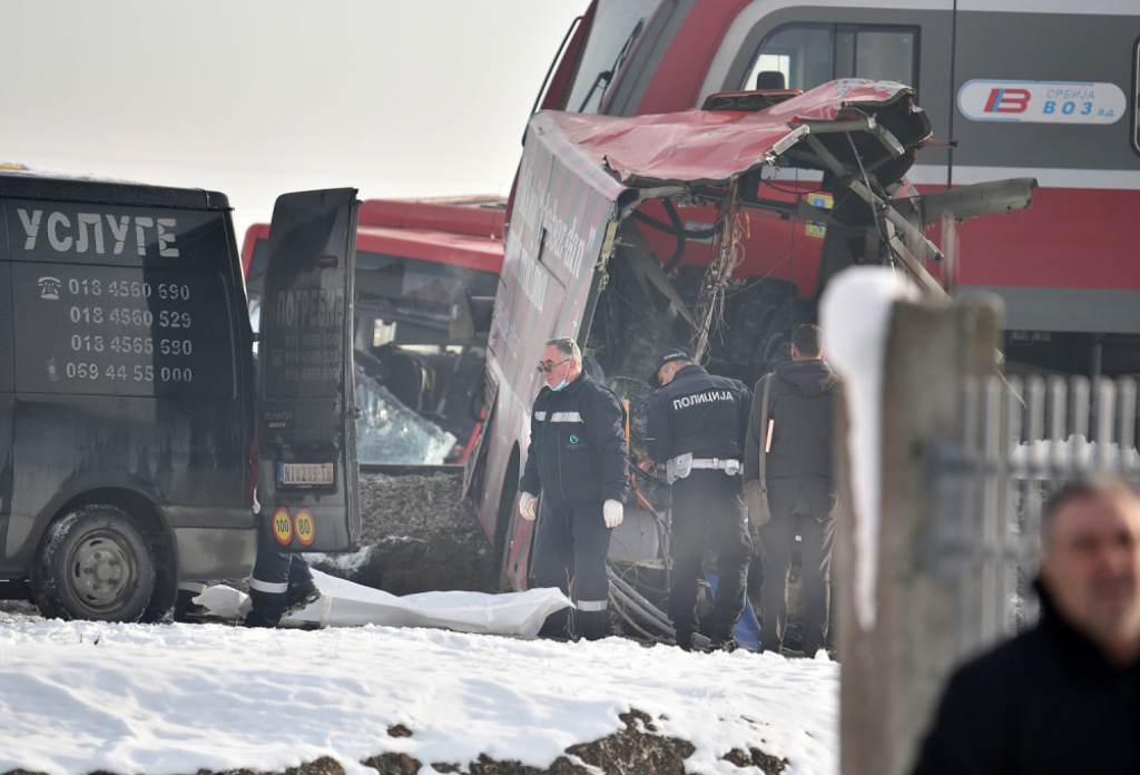 Stravična nesreća kod Niša - Voz prepolovio autobus
