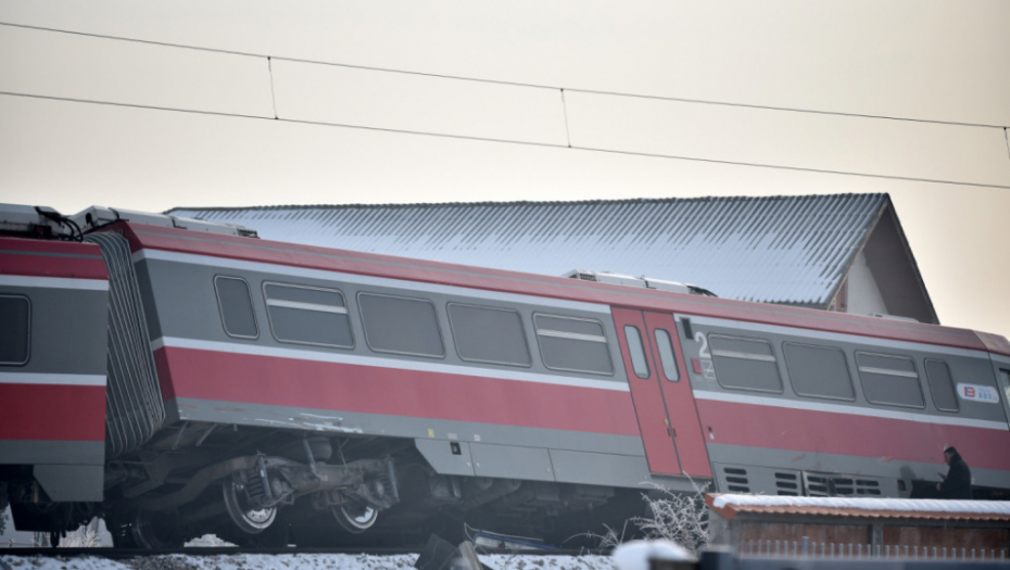 Stravična nesreća kod Niša - Voz prepolovio autobus