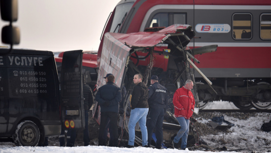 Stravična nesreća kod Niša - Voz prepolovio autobus