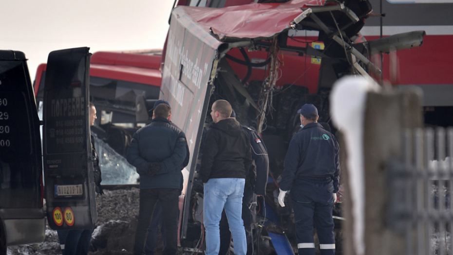 Stravična nesreća kod Niša - Voz prepolovio autobus