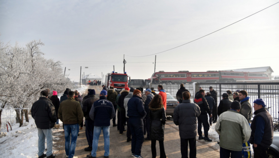 Stravična nesreća kod Niša - Voz prepolovio autobus