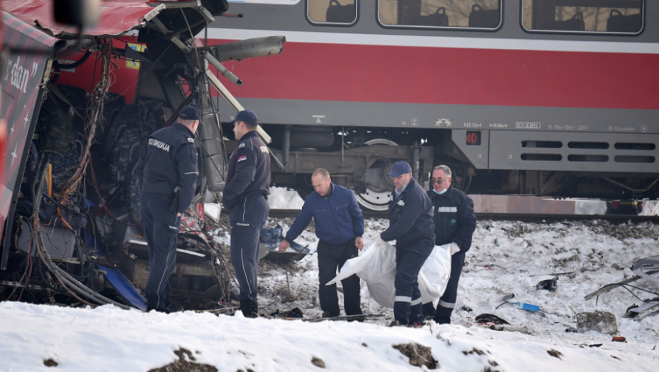 Stravična nesreća kod Niša - Voz prepolovio autobus