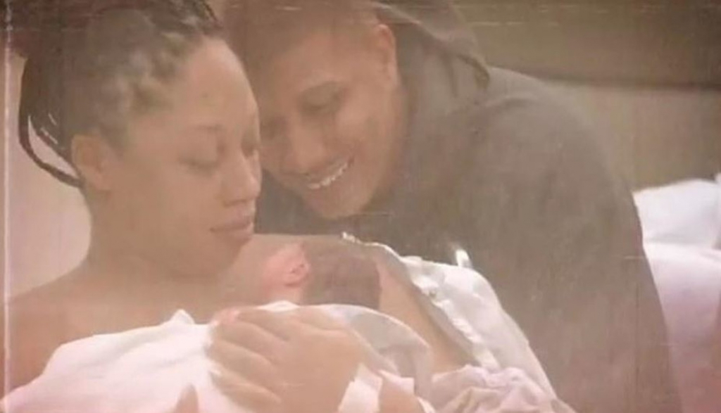 Alison Feliks na stazi i u bolnici sa bebom i mužem