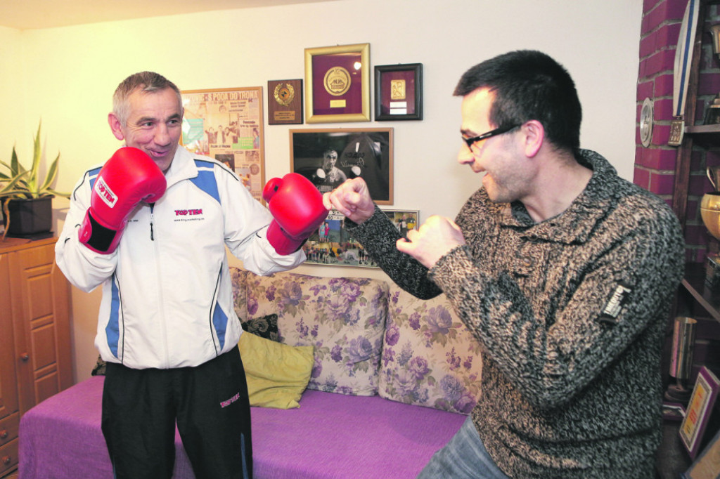 Mirko Puzović u društvu novinara