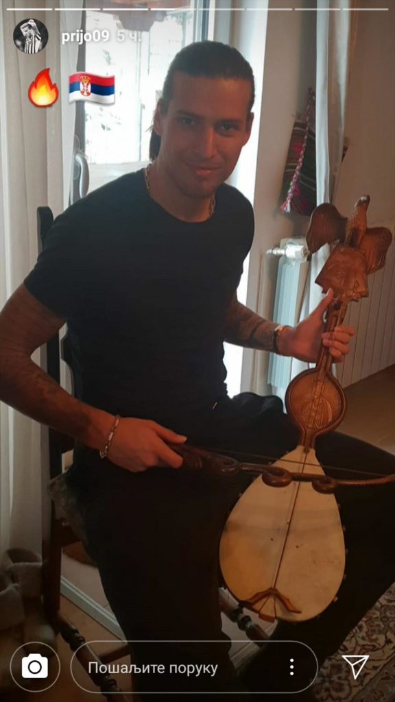 Aleksandar Prijović sa guslama