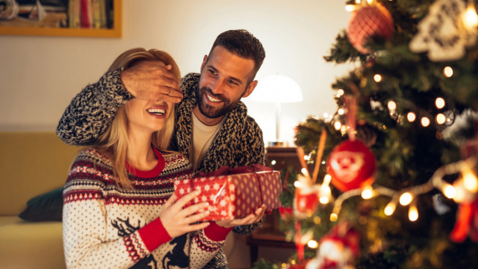 Nova godina, pokloni, poklon, iznenađenje, jelka