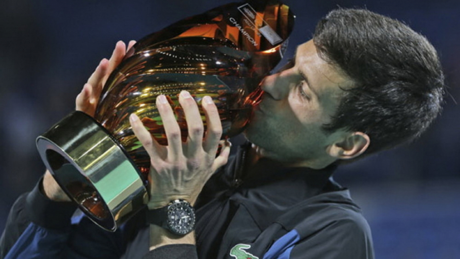Novak Đoković sa trofejom iz Abu Dabija