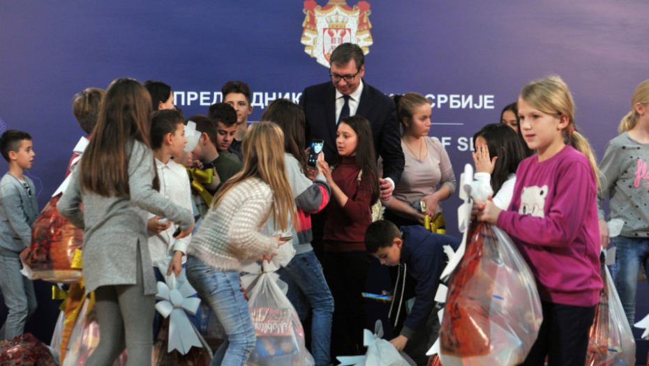 Aleksandar Vučić, dodela paketića