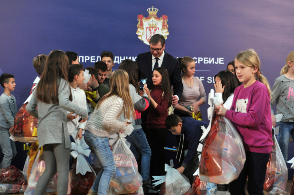 Aleksandar Vučić, dodela paketića