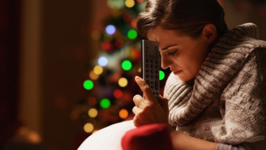 Žena, nova godina, praznik, program, televizor, tuga, raskid