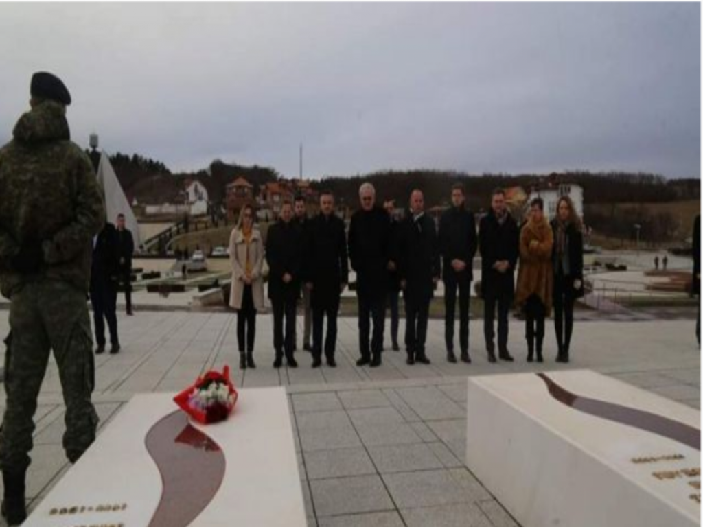 Rejnar na grobu Jašarija