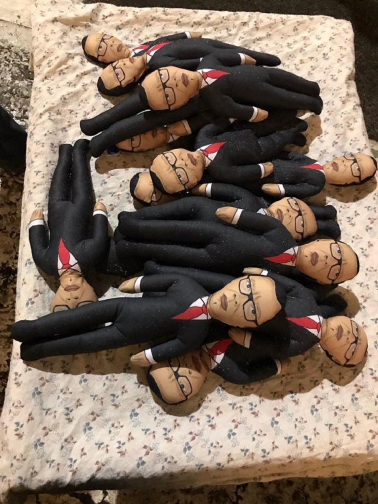 Vudu lutke u obliku Vučića