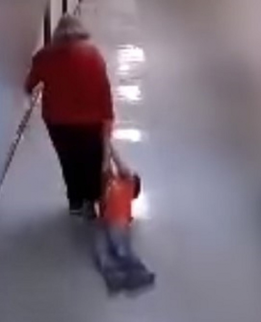 Nastavnica vukla autističnog dečaka po hodniku
