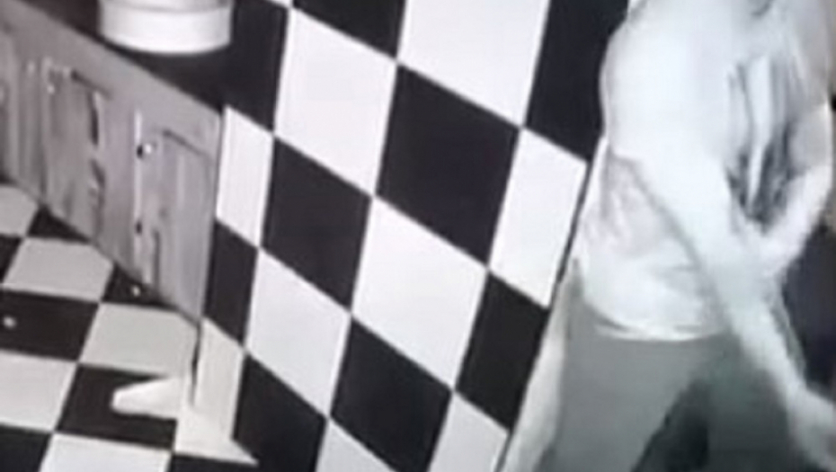 Tuča u toaletu sarajevskog kluba