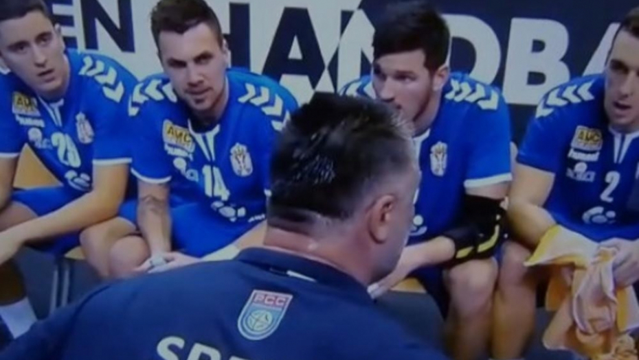 Selektor rukometaša Nenad Peruničić sa igračima