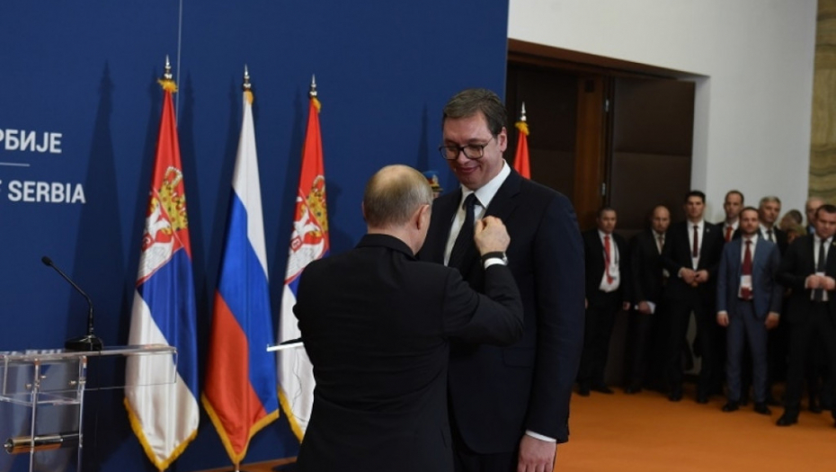 Putin odlikuje Vučića