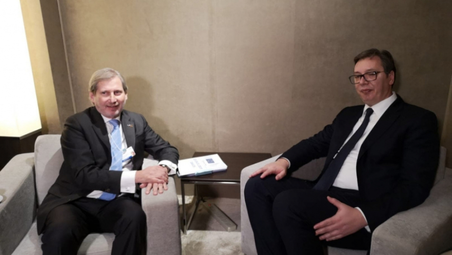 Vučić sa Hanom u Davosu