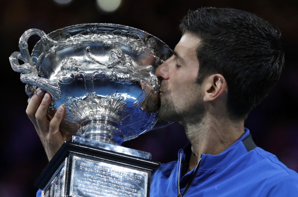Novak Đoković sa peharom Australijan opena