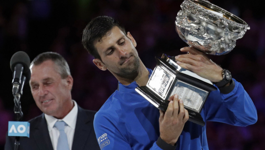 Novak Đoković sa peharom Australijan opena