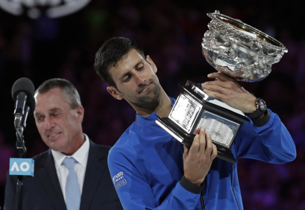Novak Đoković sa peharom Australijan opena