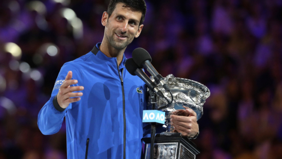Novak Đoković sa peharom Australijan opena
