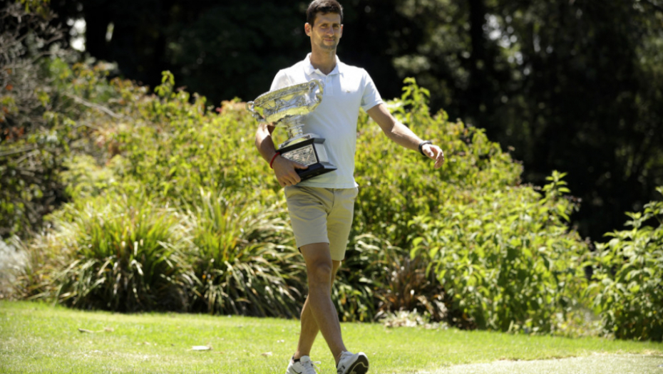 Novak tradicionalno "prošetao" pehar AO 
