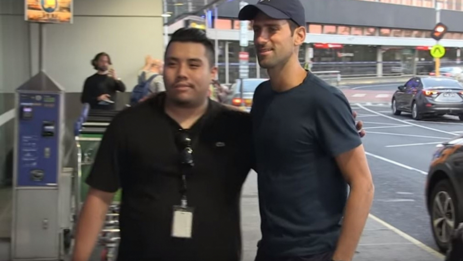 Novak Đoković na aerdromu u Melburnu