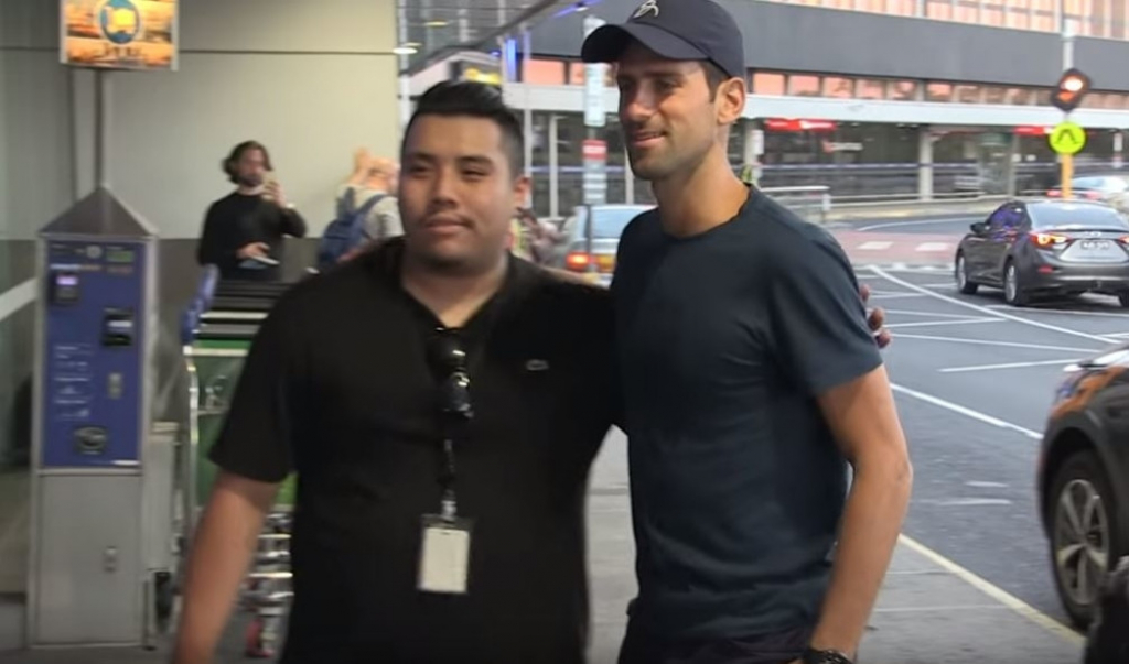 Novak Đoković na aerdromu u Melburnu