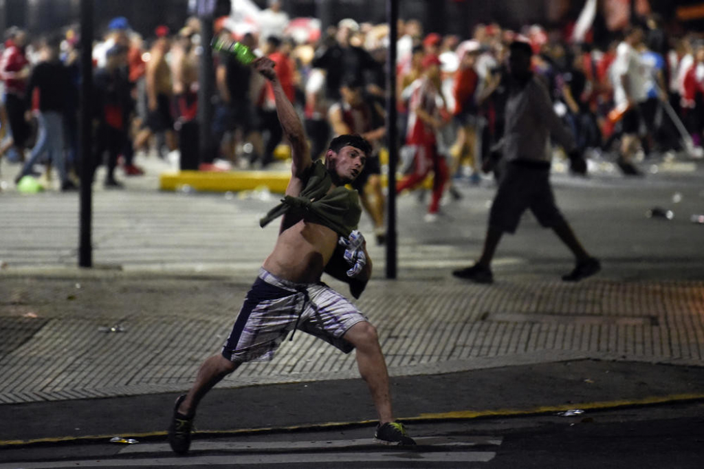 Tuča navijača na ulicama Valensije