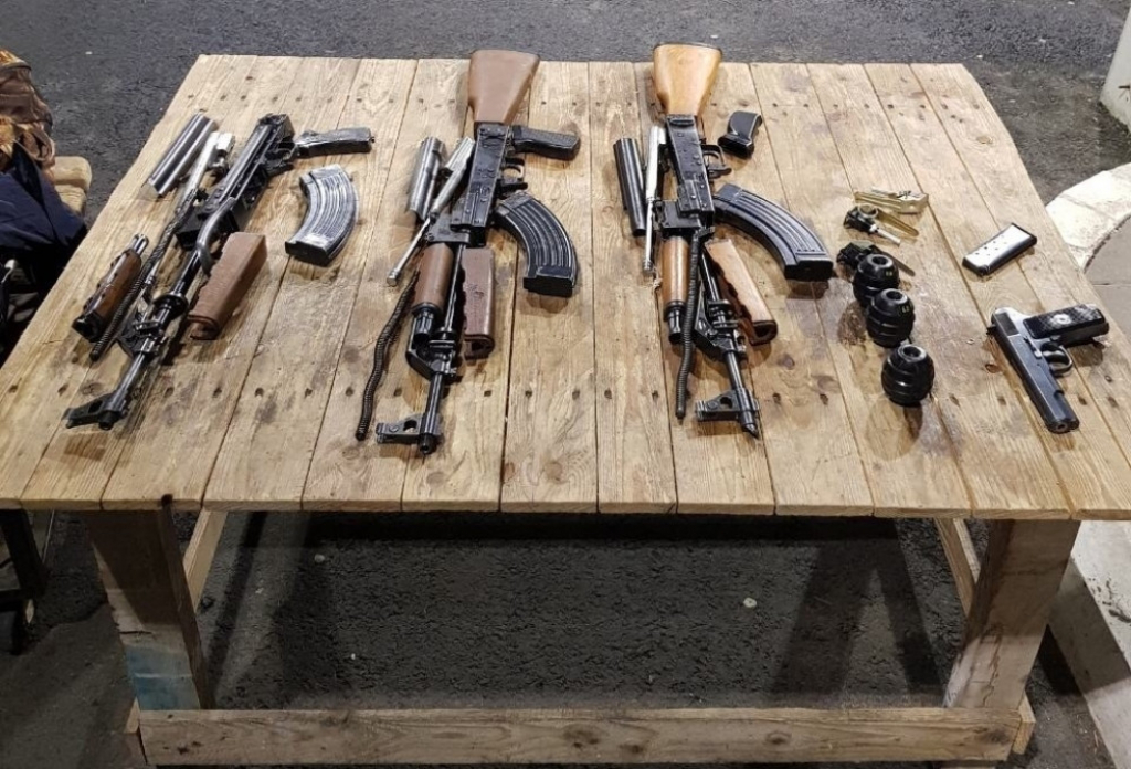 Oružje, puške, bombe, pištolj