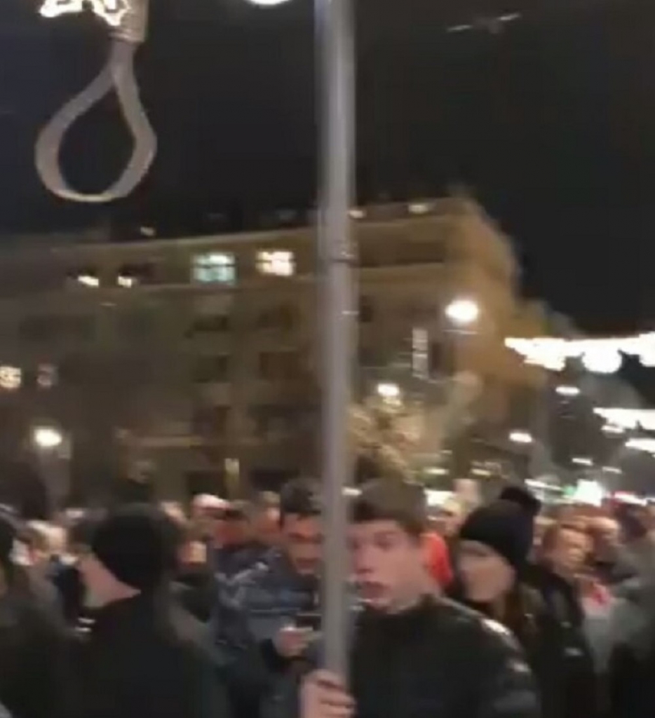 Potraga za licima koja nose vešala