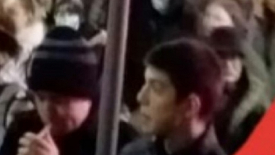 Potraga za licima koja nose vešala