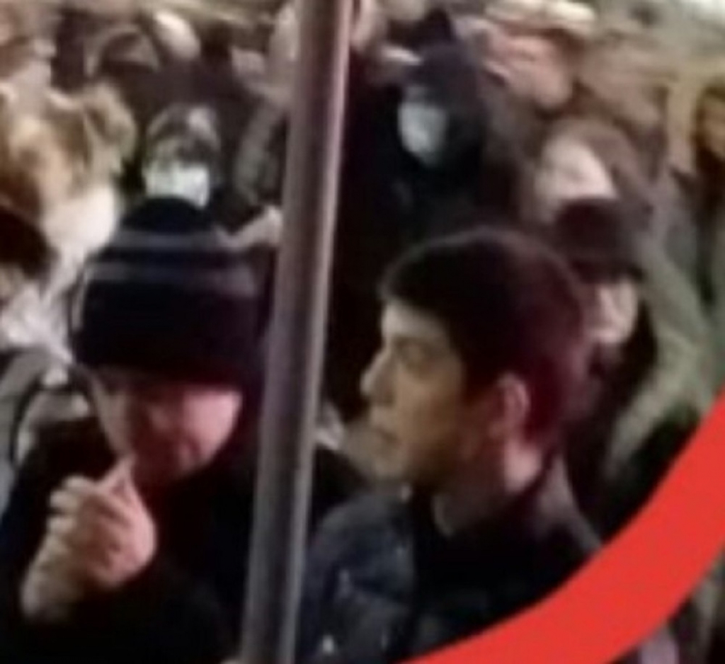 Potraga za licima koja nose vešala