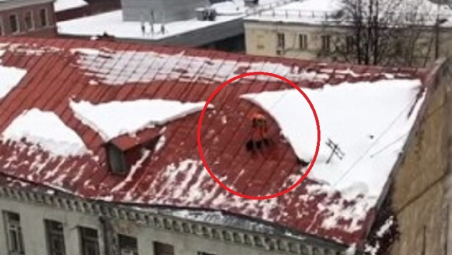 Pao sa krova dok je čistio sneg