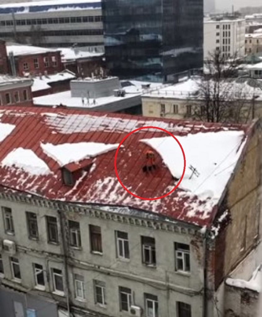 Pao sa krova dok je čistio sneg
