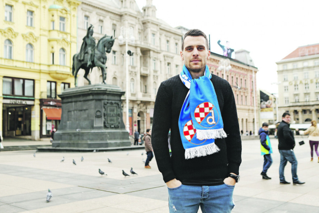 Komnen Andrić ispred spomenika banu Jelačiću u Zagrebu