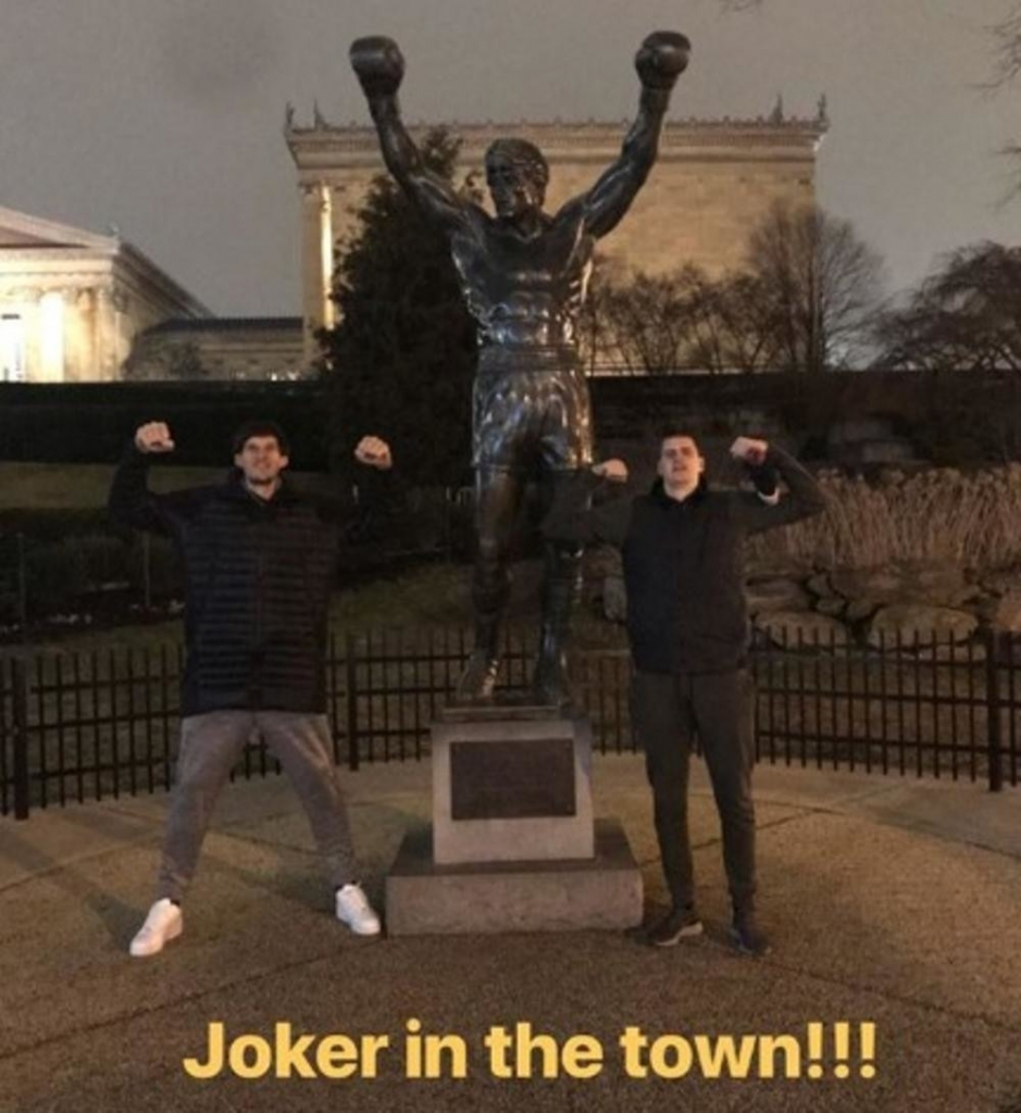 Jokić i Marjanović ispred statue 