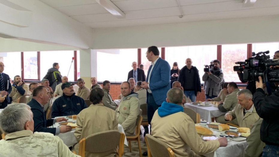 Vučić jede pasulj sa radnicima
