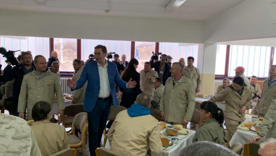 Vučić jede pasulj sa radnicima